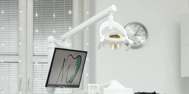 Na úvod vás čeká vstupní vyšetření a kontrola chrupu. Poté zkušená dentální hygienistka odstraní zubní kámen ultrazvukem a s pigmentací si poradí metodou air-flow. 
