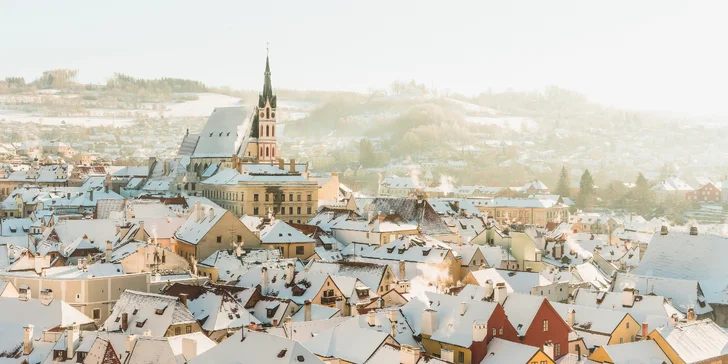 Nechajte sa zlákať na sviatočne vyzdobenú Telč, vychutnajte si atmosféru vianočných trhov v Českých Budějoviciach a zatúlajte sa do rozprávkových uličiek Českého Krumlova.