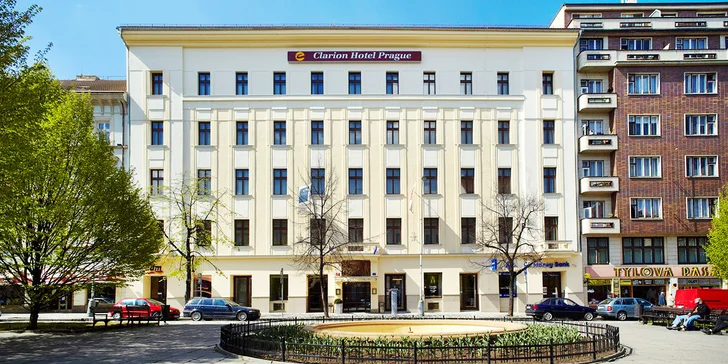 Na zastávku električiek alebo stanicu metra C (I. P. Pavlova) dôjdete od hotela za 1 minútu, k Národnému múzeu na Václavskom námestí dôjdete pešo za 10 minút.