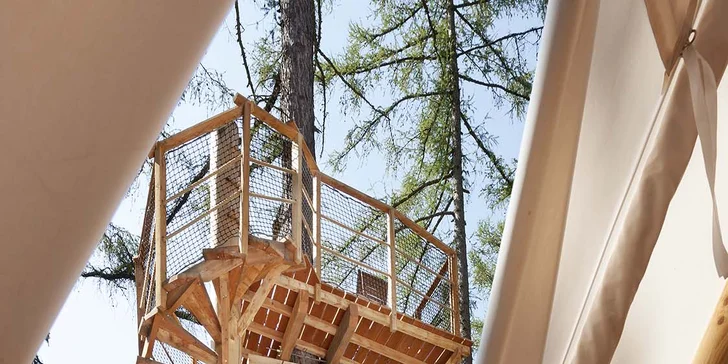 K teepee patrí aj vyhliadková terasa v korunách stromov.