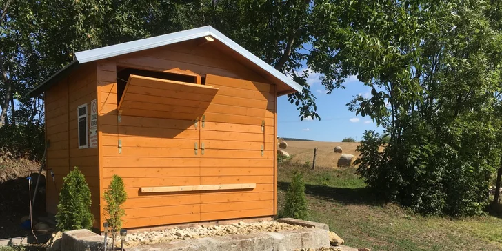 Využívat můžete zařízenou společnou kuchyňku. Je zde i společná lednička. Kuchyňka je přístupná všem hostu ranče.