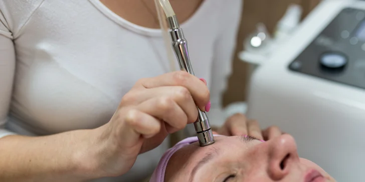 Mikrodermabrázia stimuluje produkciu kolagénu a elastínu, takže pleť je po ošetrení vyhladená a vypnutá