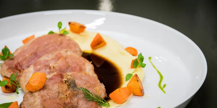 Ve 3chodovém menu se jako hlavní hvězda předvede vepřová plec s parmskou šunkou a šalvějí, ale až po předkrmu.