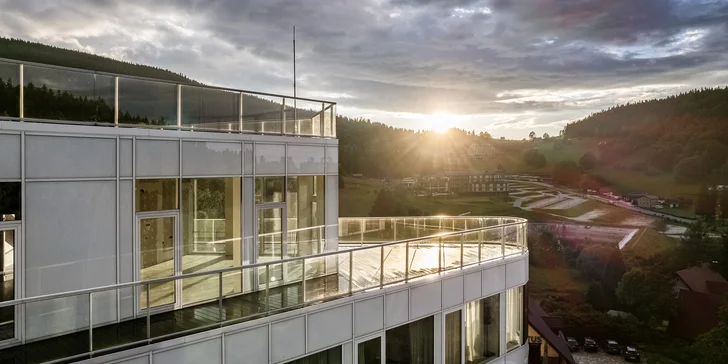 Celý interiér je navržen s důrazem na detail, přičemž dominantním prvkem jsou velkorysá panoramatická okna.
