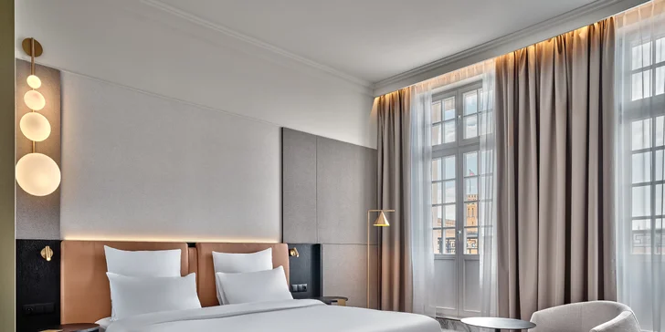 Na pokoji najdete pohodlné postele, minibar i příslušenství na přípravu kávy a čaje.