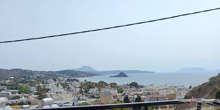 Nechybí samozřejmě vlastní sociální zázemí a balkon nebo terasa, ze které je boční výhled na modré dálavy Egejského moře.