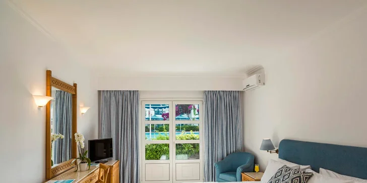 Pokoje jsou klimatizované a mají balkon nebo terasu. 