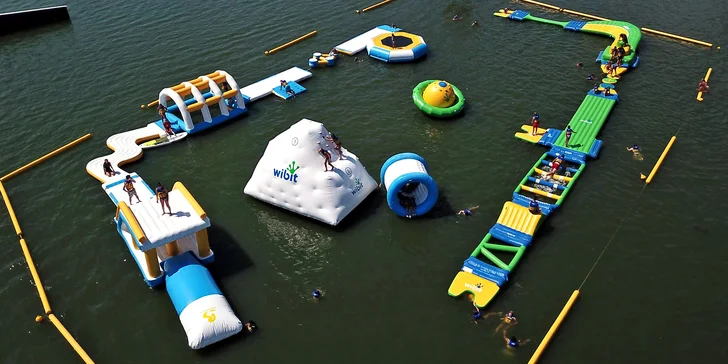 Na ploše téměř 2 000 m² jsou nafukovací prolézačky, trampolíny nebo vodní válec.