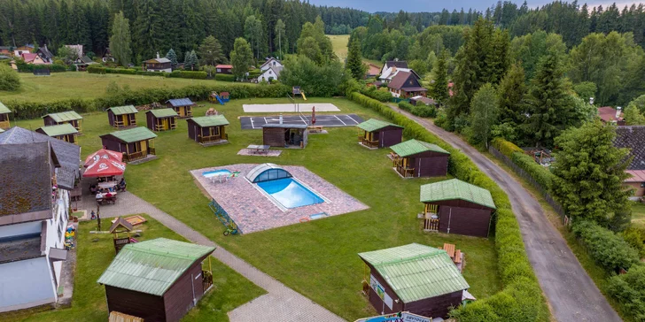 Hlavním lákadlem kempu je jeho vybavení – především pak venkovní bazén se slanou vodou, kde se můžete osvěžovat neomezeně. 