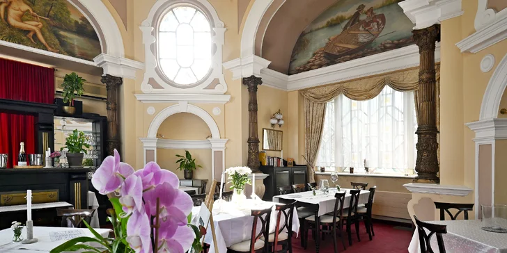 Interiér restaurace vás přenese do časů noblesních městských kaváren. 