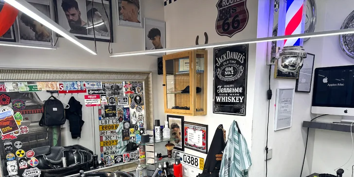 Ten spojuje špičkový střih, mytí a styling vlasů s profesionálním tvarováním vousů.
