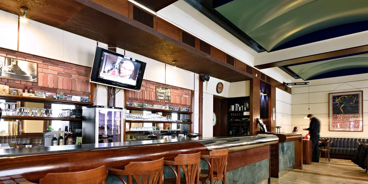 Hojně zásobený je i zdejší bar, nabízejí tu třeba whisky z různých koutů světa. 