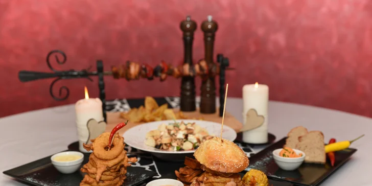 V hotelové restauraci si pochutnáte na servírovaných snídaních a večeřích. 