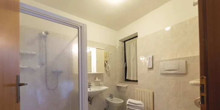... a koupelna se sprchou a WC.