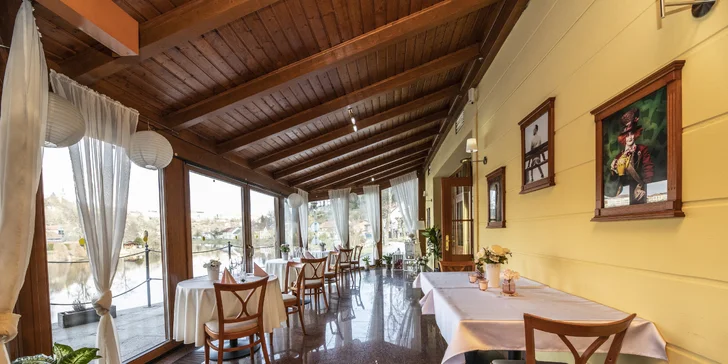 V romantickej hotelovej reštaurácii vás každý deň pohostia raňajkami formou bufetu, v prípade polpenzie aj večerou formou dvojchodového menu.