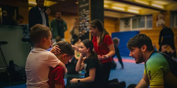 Právě tady je čekají lekce sebeobrany a brazilského jiu-jitsu.