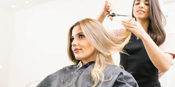 Parádní sestřih pro všechny délky vlasů i kadeřnický balíček s melírem