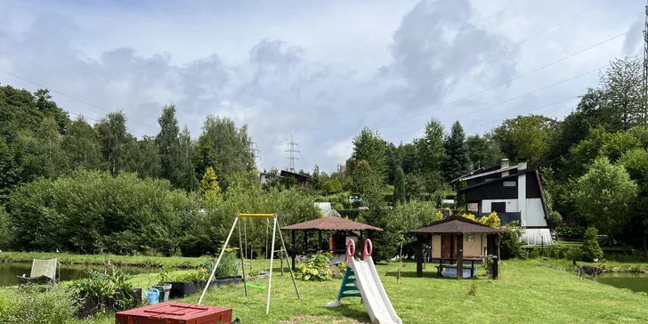 Součástí areálu je i malé dětské hřiště, kde si děti mohou hrát pod dohledem svých rodičů.