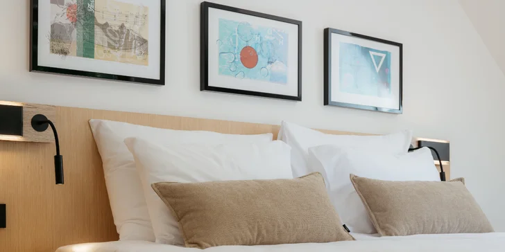 Součástí vybavení je TV, Wi-Fi připojení a minibar.