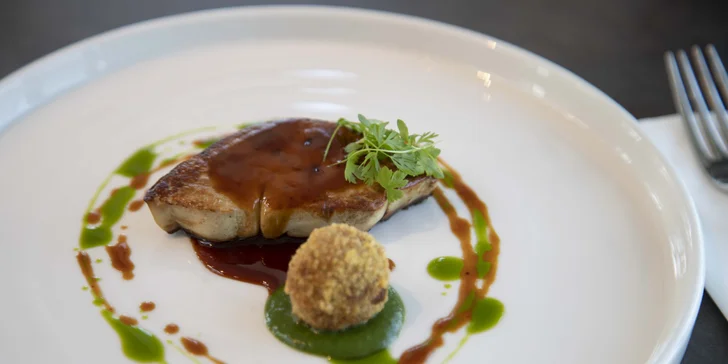Pečená kachní játra foie gras s kroketou z kachního masa, petrželovým pyré a omáčkou z černého rybízu

