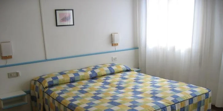Ubytování v hotelu kategorie** nebo vyšší