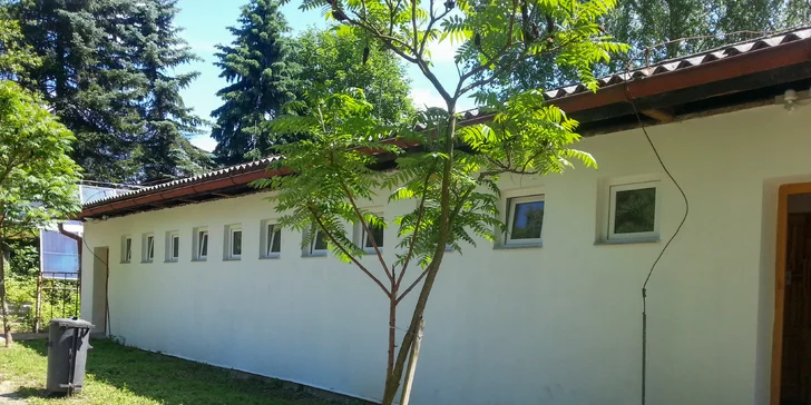 Pro chatky je připravené společné sociální zařízení, rozdělené na pánskou a dámskou část.