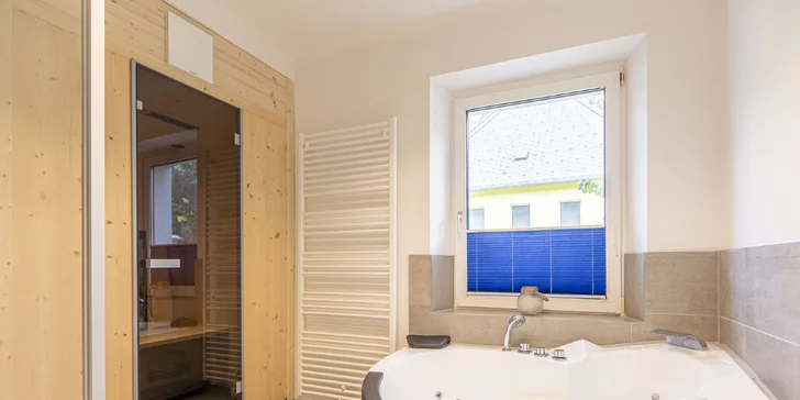 Všechny apartmány v nabídce mají vířivou vanu a případně i infrasaunu. 