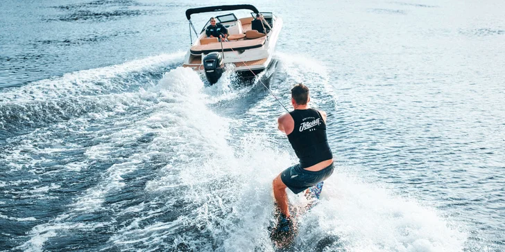 Užijte si parádní jízdu za vodním skútrem - vodní lyže, wakeboard nebo nafukovací kruh