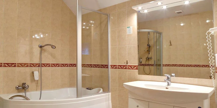 V pokojích ani apartmánech nechybí vlastní sociální zařízení se sprchovým koutem či vanou a fénem.