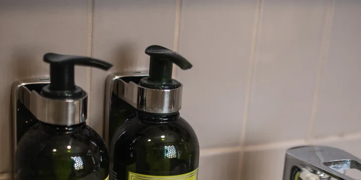 V kúpeľni je kozmetika značky L'Occitane.