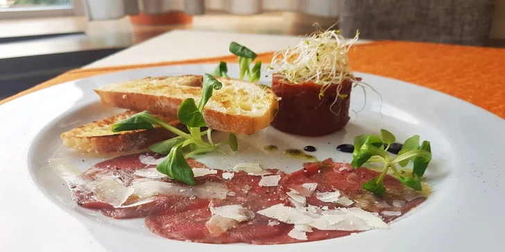 Carpaccio z hovězí svíčkové a lilkový tataráček s hoblinkami parmazánu, karamelizovaným balsamicem a rozpečenou domácí ciabattou
