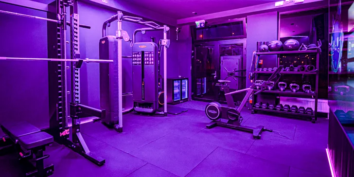 Ve fitku najdete prémiové vybavení od firmy Technogym – multipress, běžecký pás, volné váhy...