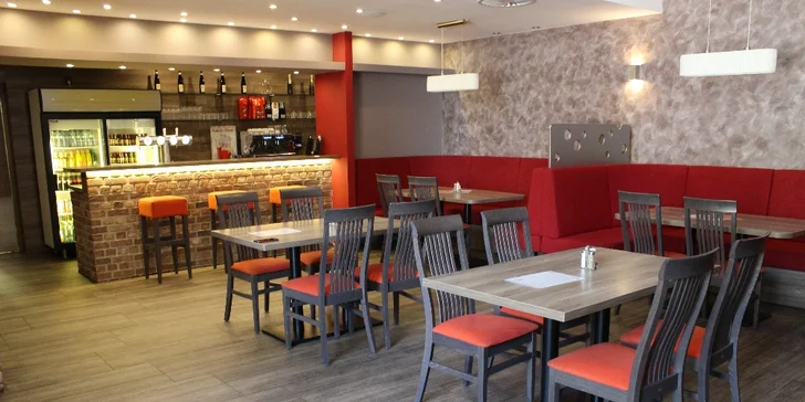 Posedíte v příjemné restauraci přímo u řeky Ostravice.