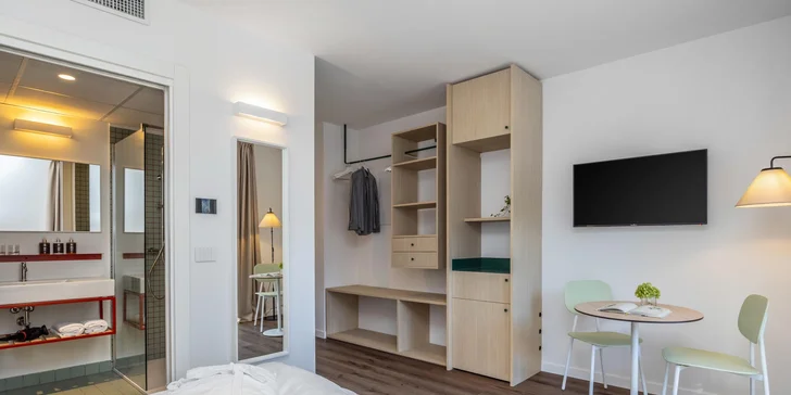 V izbe nájdete aj TV, telefón, sejf a minibar.