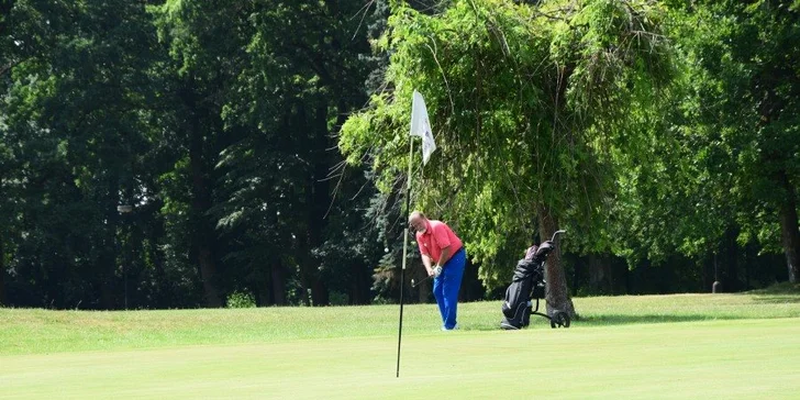 Každý den si tu budete moci užívat hru golfu na 18jamkovém hřišti.
