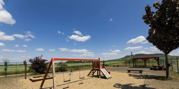Součástí resortu je okrasná zahrada s dětským hřištěm, venkovním grilem a ohništěm. 
