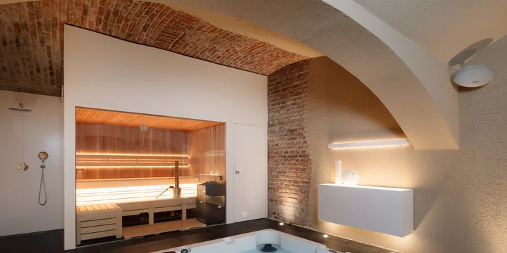 Čeká vás vířivka, finská sauna a relaxační lehátka. 