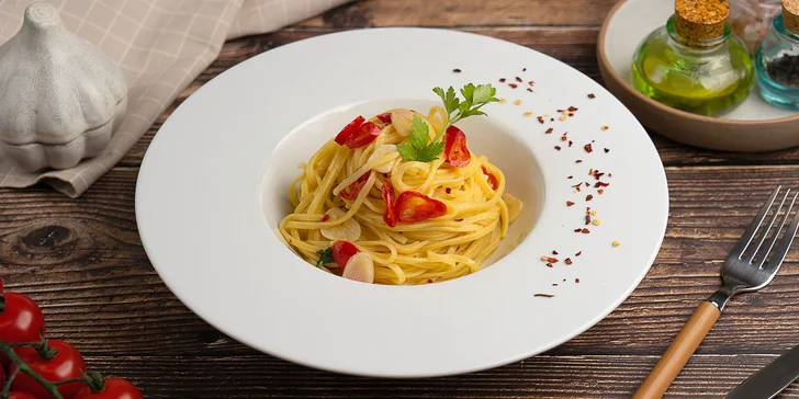 Pokud zvolíte pastu těšte se třeba na tagliatelle s lososem, gnocchi s masovým ragú nebo vegetariánskou variantu s bazalkou a mozzarellou.