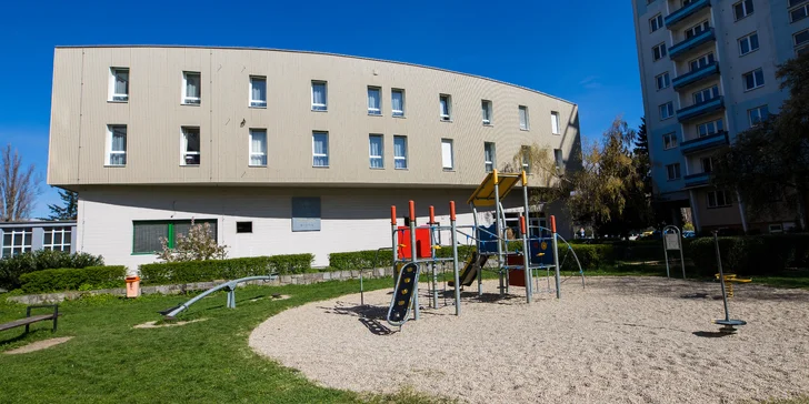 Nezvalova Archa je kúsok od hlavnej stanice, v centre ste pešo asi za 15 minút.