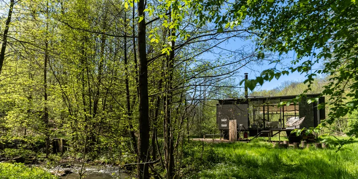 Blízko je to třeba k Hospitálu Kuks (10 km) nebo Braunovu Betlému (4 km), nedaleko leží i Babiččino údolí (7 km). A na safari ve Dvoře Králové za zvířátky to máte jen 12 km. 