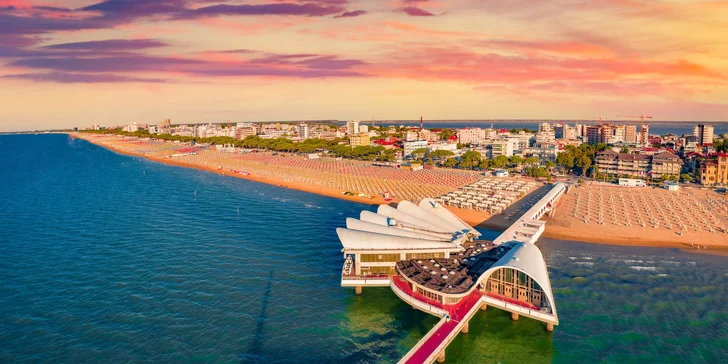 Hlavní pláž Spiaggia Lignano Sabbiadoro je jen pár kroků od hotelu.