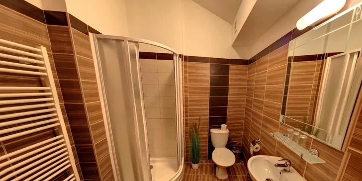 Vždy budete mít vlastní koupelnu, kde budou přichystané ručníky i kosmetika.
