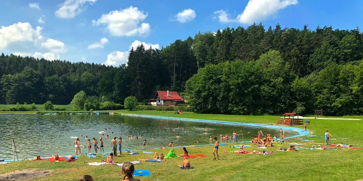 V létě je tu k dispozici koupaliště.