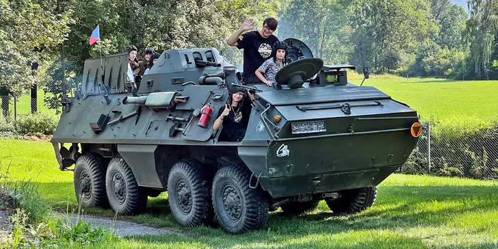 Jízda v obrněném transportéru OT-64 i prohlídka vojenské techniky