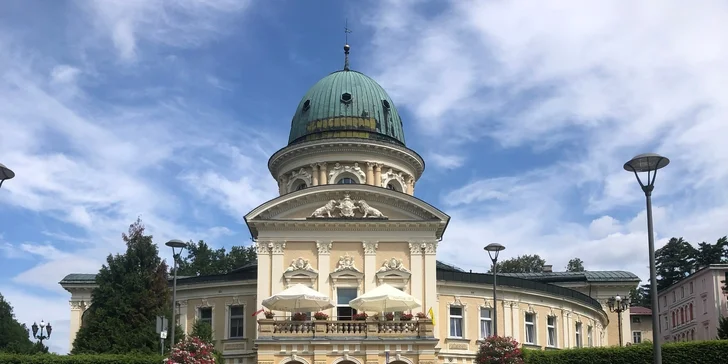 K výletu láká např. nedaleká rozhledna na Borůvkové hoře nebo Králický Sněžník.