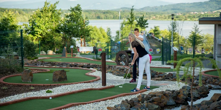 Adventure golf pro páry i rodiny s dětmi: hodina zábavy na 18 jamkách