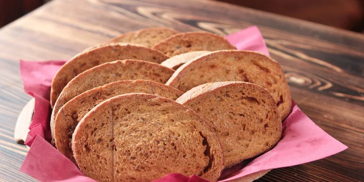 Topinky vám naservírují dozlatova vypečené, dostanete 20 půlkrajíců.