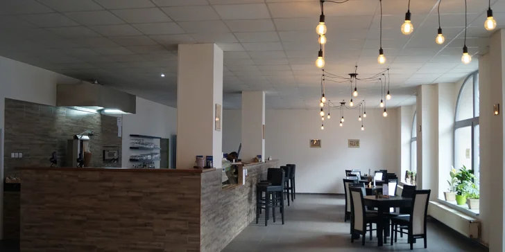 Restaurace je blízko zastávky Nádraží.