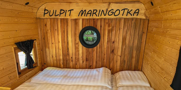 Je tu posteľ pre 2 osoby vrátane vankúšov a prikrývok.