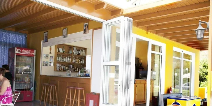 Večeře se podávají v blízké taverně (cca 600 m).